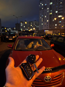 Тойота Камри изготовление дубликата чип ключа зажигания